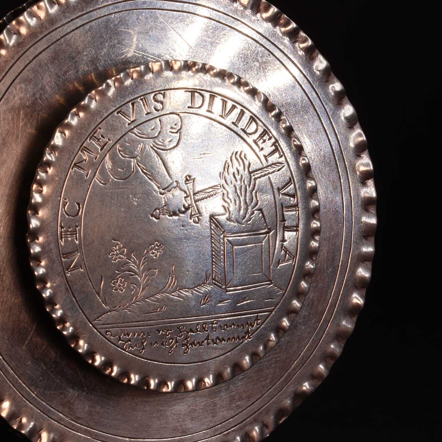 Lot 176 - A silver pyx