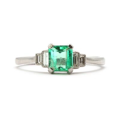 Lot 152 - An emerald and diamond ring