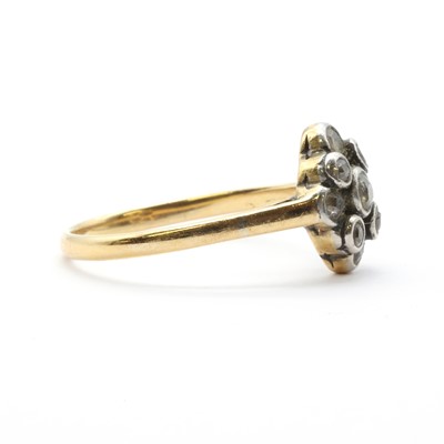 Lot 74 - A gold diamond cluster ring