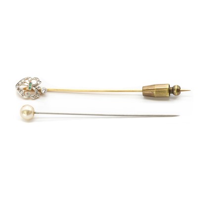 Lot 23 - A gold emerald and diamond stick pin