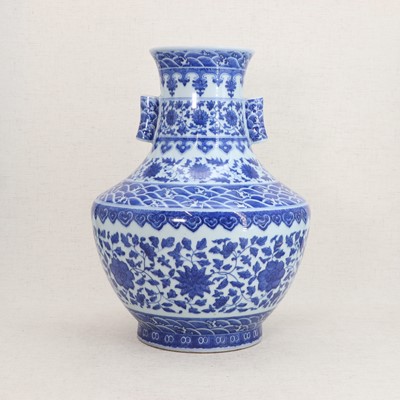 Lot 95 - A Chinese blue and white hu vase