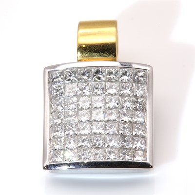 Lot 358 - An 18ct two colour gold diamond set pendant