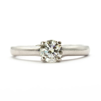 Lot 83 - A platinum single stone diamond ring