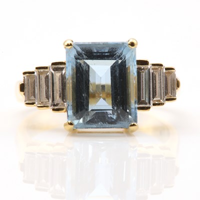 Lot 230 - A single stone aquamarine ring