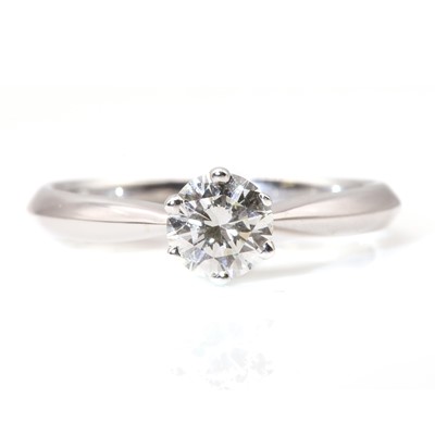 Lot 353 - An 18ct white gold single stone diamond ring