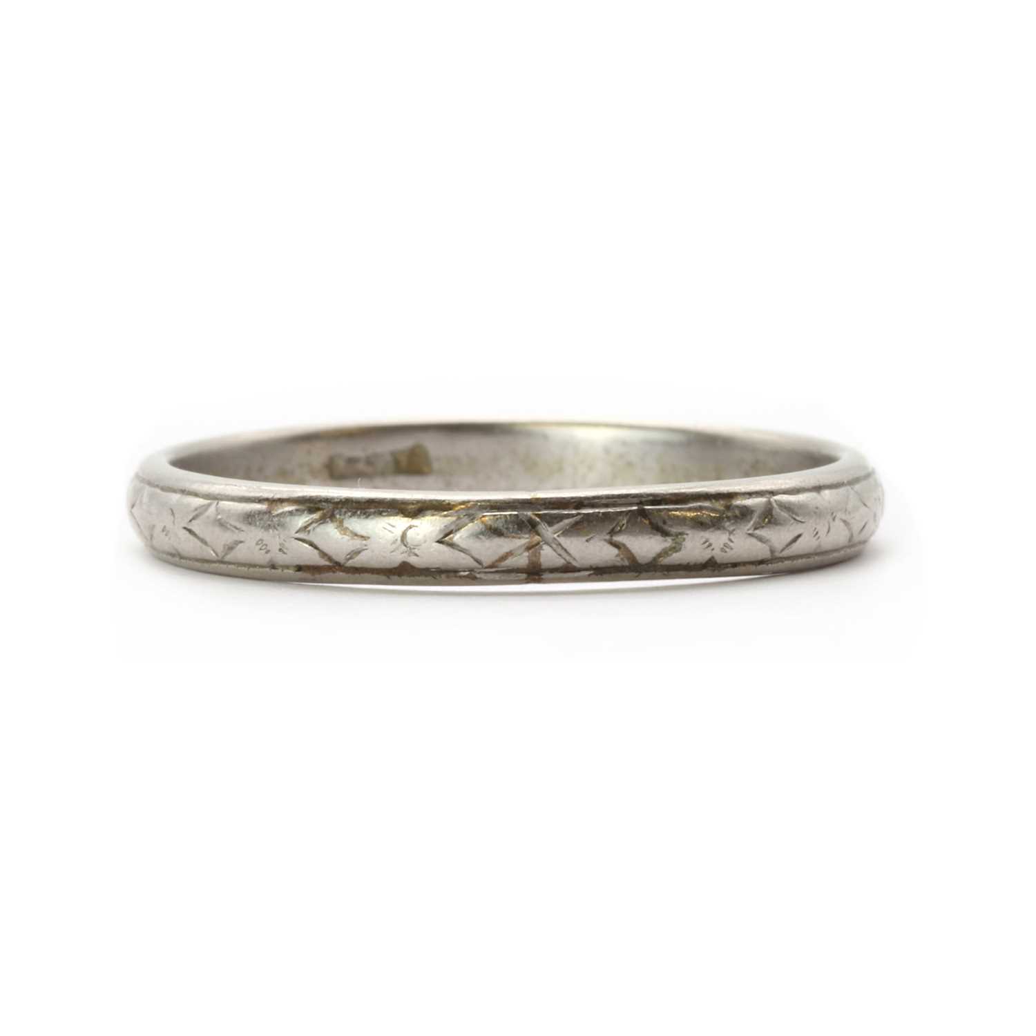 Lot 87 - A patterned wedding ring,