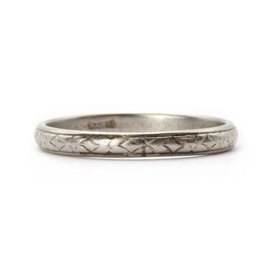Lot 87 - A patterned wedding ring