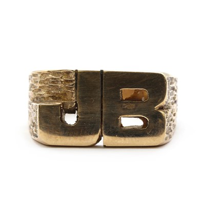 Lot 348 - A 9ct gold initial signet ring