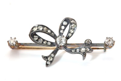 Lot 59 - A late Victorian diamond set bow bar brooch, c.1890