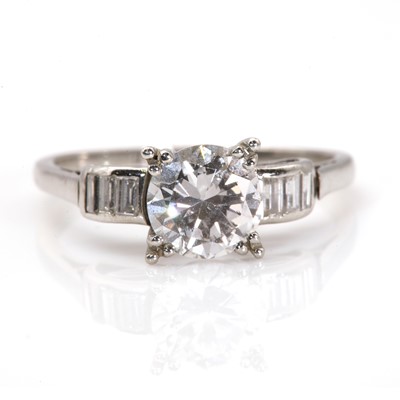 Lot 174 - A single stone diamond ring