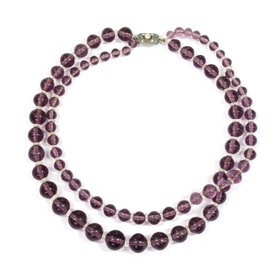 Lot 26 - A two row graduated glass bead necklace