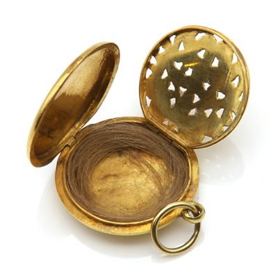 Lot 42 - A circular hinged locket form vinaigrette