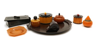 Lot 324 - A collection of bakelite items