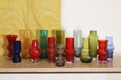Lot 347 - A collection of fourteen pieces of Finnish Riihimaki glass