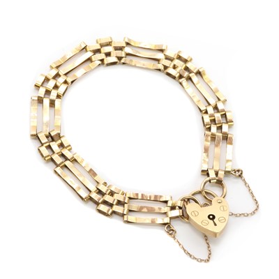 Lot 137 - A 9ct gold gate bracelet