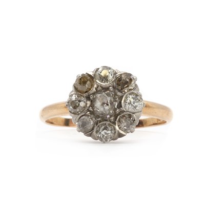 Lot 1011 - A gold diamond cluster ring