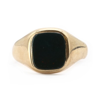 Lot 343 - A 9ct gold bloodstone signet ring