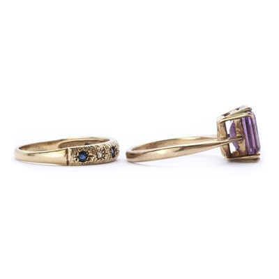 Lot 251 - Two 9ct gold rings
