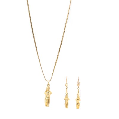 Lot 293 - A gold hollow pendant and earrings suite