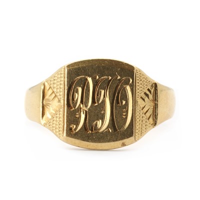 Lot 352 - A gold signet ring