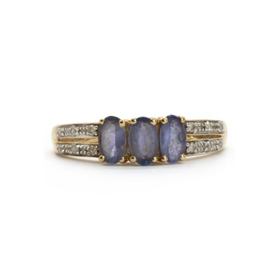 Lot 168 - A 14ct gold tanzanite and diamond ring