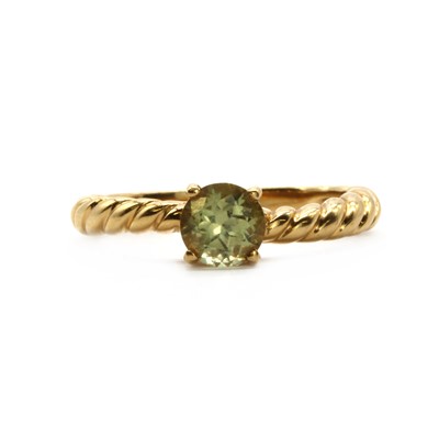 Lot 138 - An 18ct gold single stone gem set ring