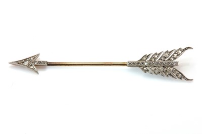 Lot 122 - An early 20th century diamond set arrow pin or jabot