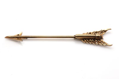 Lot 122 - An early 20th century diamond set arrow pin or jabot
