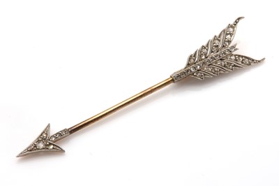 Lot 122 - An early 20th century diamond set arrow pin or jabot