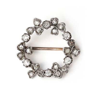 Lot 1050 - An early 20th century diamond wreath brooch