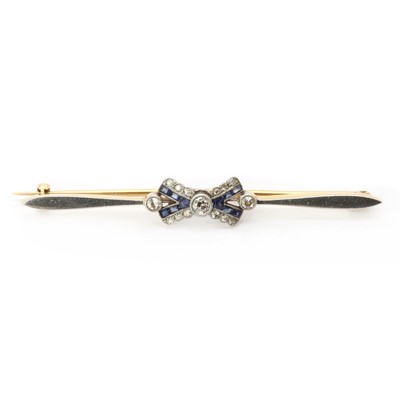 Lot 24 - An early 20th century gold sapphire and diamond brooch