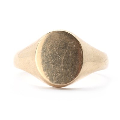 Lot 1378 - A 9ct gold oval signet ring