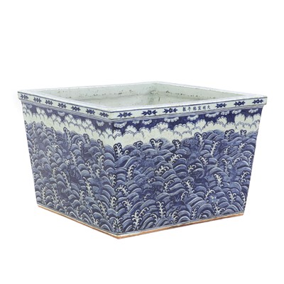 Lot 102 - A Chinese large blue and white jardinière