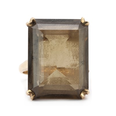 Lot 127 - A gold single stone smoky quartz ring