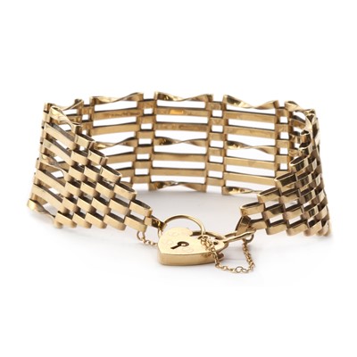 Lot 138 - A 9ct gold gate bracelet
