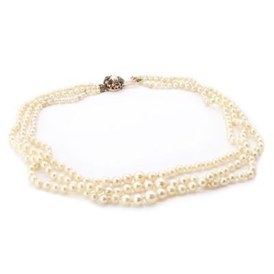 Lot 232 - A three row graduated cultured pearl necklace