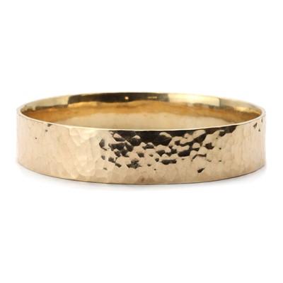 Lot 1107 - A 9ct gold bangle