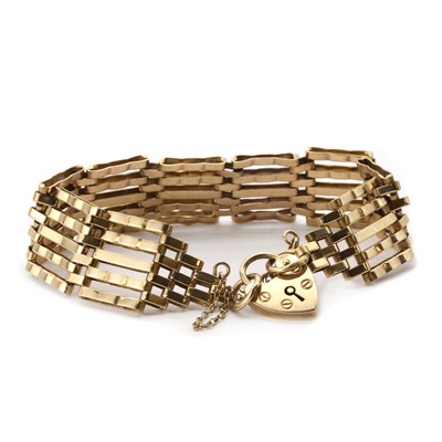 Lot 139 - A 9ct gold gate bracelet