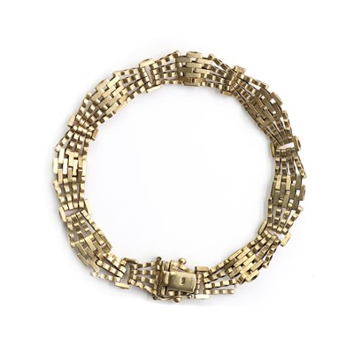 Lot 236 - A 9ct gold gate bracelet