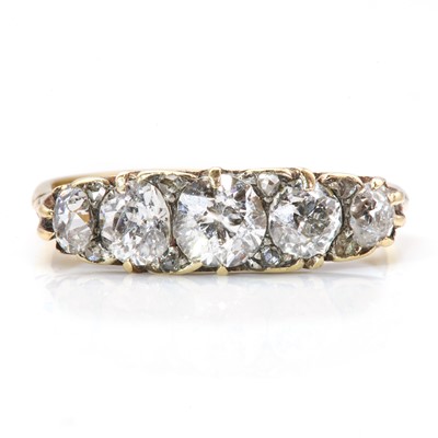 Lot 62 - A graduated five stone diamond carved head ring, c.1900