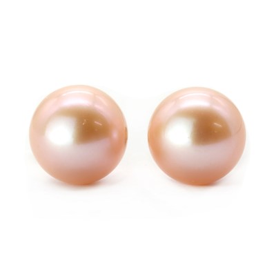 Lot 228 - A pair of gold cultured freshwater pearl stud earrings