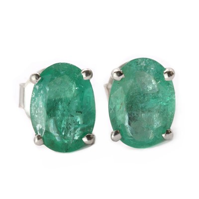Lot 150 - A pair of silver single stone emerald stud earrings