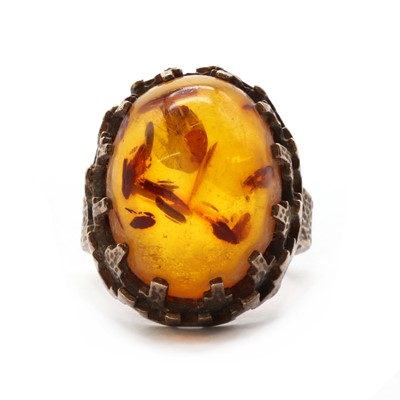 Lot 1087 - A Continental low grade gold amber ring, c.1970