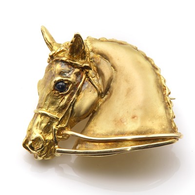 Lot 208 - An 18ct gold horsehead brooch, by Harriet Glen