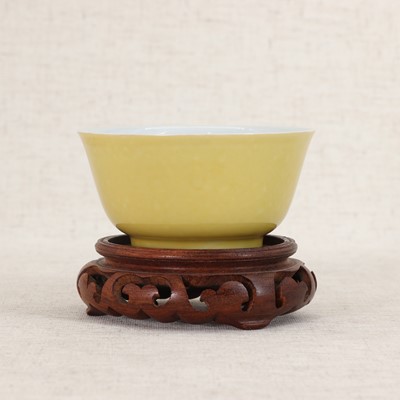 Lot 324 - A Chinese yellow-glazed tea bowl