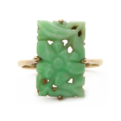 Lot 120 - A gold jade ring