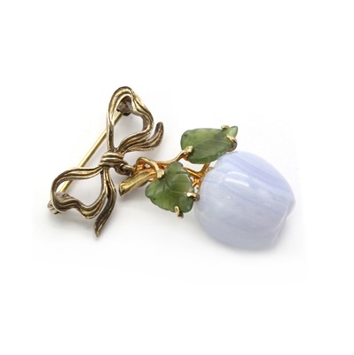 Lot 124 - A gold blue lace agate and nephrite pendant