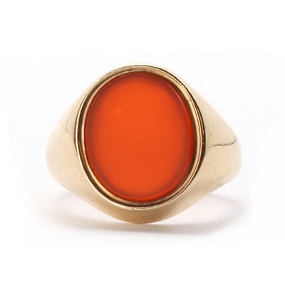 Lot 1373 - A 9ct gold cornelian signet ring