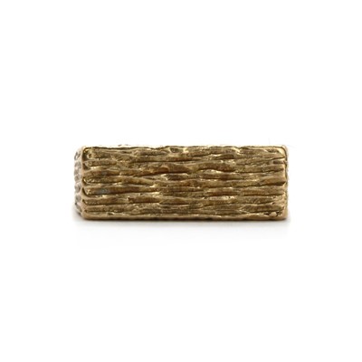 Lot 36 - A 9ct gold bark effect signet ring