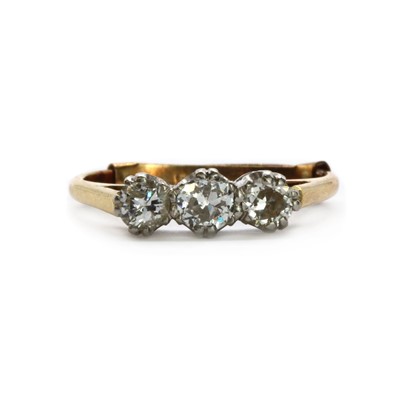 Lot 79 - A gold three stone diamond ring